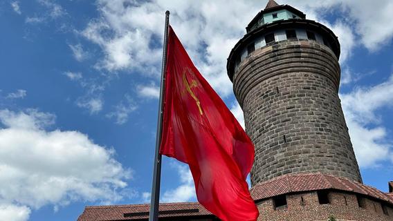 Rätselraten in Nürnberg: Sowjetflagge weht vor der Kaiserburg - nur warum?
