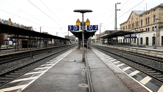 Zugverkehr zwischen Fürth und Würzburg unterbrochen: Bahndamm geriet in Brand