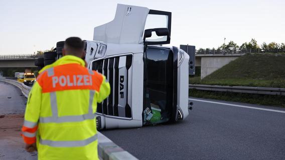 Fahrer schläft ein, Lastwagen kippt um - Überleitung von A3 auf A9 am Nürnberger Kreuz gesperrt
