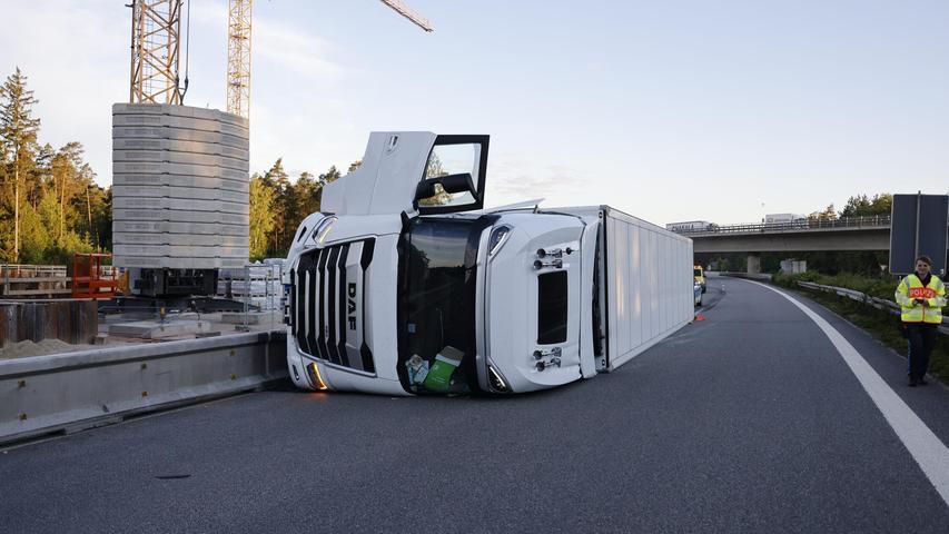 Lastwagen mit Erdbeeren kippt am Autobahnkreuz Nürnberg um - Fahrer verletzt