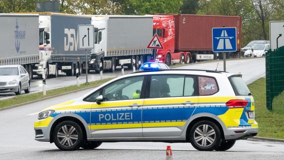 Autofahrerin übersieht bei Wendelstein Sattelzug und wird über A6 geschoben