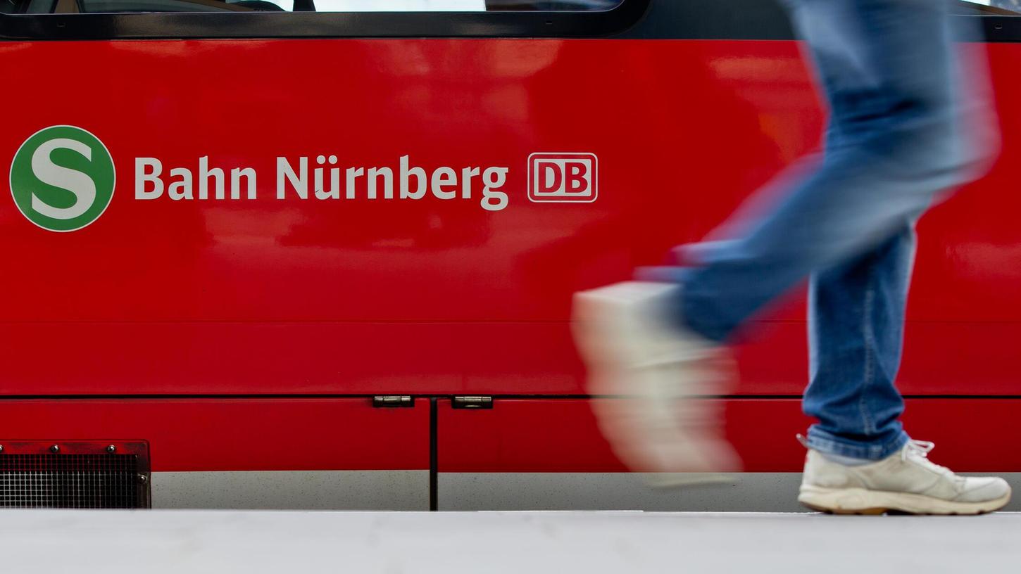 Die S-Bahnlinie 1 verbindet Neumarkt mit Nürnberg, Fürth, Erlangen und Bamberg. Im Südabschnitt kam es am Mittwoch, 15. Mai, zu Ausfällen und Verspätungen (Symbolfoto). Die S-Bahnlinie 1 verbindet Neumarkt mit Nürnberg, Fürth, Erlangen und Bamberg. Im Südabschnitt kam es am Mittwoch, 15. Mai, zu Ausfällen und Verspätungen (Symbolfoto).
