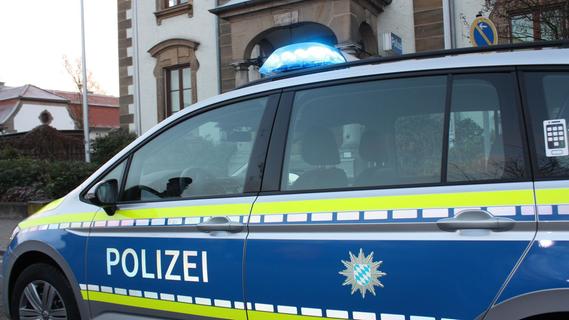 Unfall direkt vor der PI Gunzenhausen gebaut: Mit ordentlich Promille gegen Polizeiauto