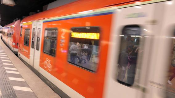 Eskalation nach sexueller Belästigung: Einfahrende S-Bahn reißt mutmaßlichem Täter den Arm ab
