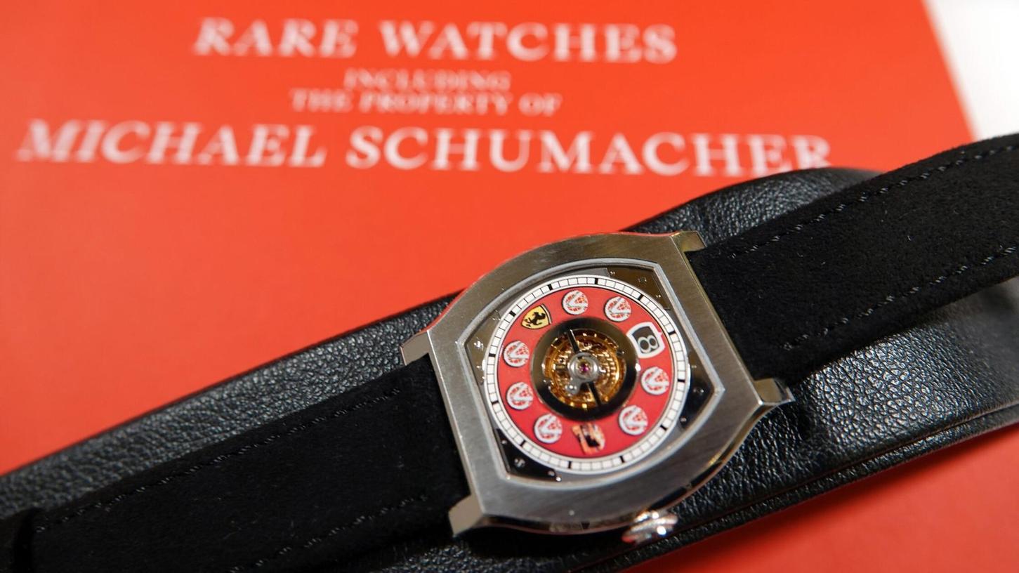 Eine Uhr aus dem Besitz von Michael Schumacher auf dem Verkaufskatalog des Auktionshauses Christie’s.