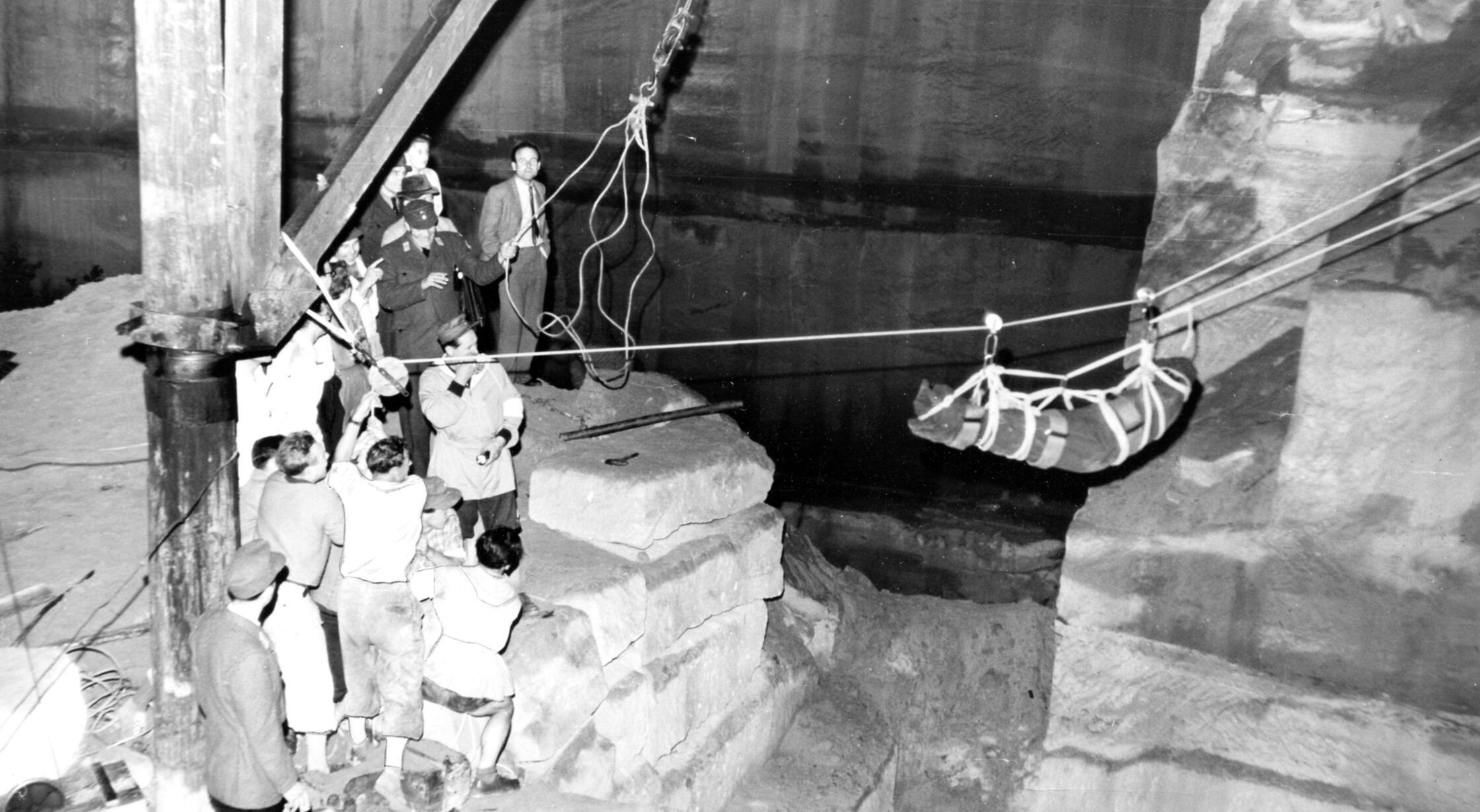 An einem Abend des Jahres 1951 hallten Hilferufe durch einen Steinbruch am Schmausenbuck. Rettungswagen und Einsatzkräfte der Bergwacht eilten zu der Unglücksstelle. Die Bergretter ließen Seile in die Tiefe und stiegen mit Tragen zu acht Verunglückten hinab. Während einige mittels Spezialschlitten geborgen wurden, seilte man andere in einer sogenannten „Paketverschnürung“ nach oben (siehe Bild). Auch in Felswänden festsitzende Personen konnten erfolgreich gerettet werden. Glücklicherweise handelte es sich bei der Aktion nur um eine Rettungsübung, die nach sportlichen 45 Minuten erfolgreich beendet werden konnte.