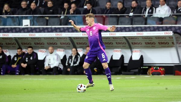 Joshua Kimmich hat sein Formtief überwunden - vor allem, weil er beim FCB und in der Nationalelf aus dem Mittelfeld zurück auf seine alte Position als rechter Verteidiger zurückgekehrt ist. Da die deutsche Mannschaft auf dieser Position kaum Alternativen auf Top-Niveau hat, dürfte Kimmich gesetzt sein und fährt selbstverständlich mit zur EM.