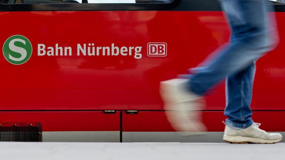 Im Ton vergriffen: Zwei junge Männer prügeln sich in S-Bahn in Nürnberg nach Musikeinlage