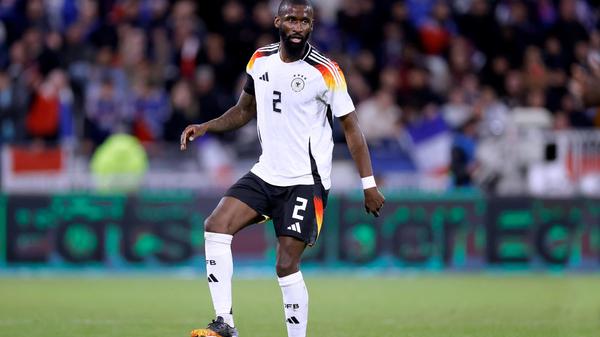 Einst als inkonstanter Wackelkandidat verschrien, hat sich Antonio Rüdiger beim FC Chelsea und Real Madrid zum absoluten Weltklassespieler und Leistungsträger entwickelt - auch in der Nationalmannschaft. Unter Julian Nagelsmann gilt er in der Innenverteidigung als gesetzt.