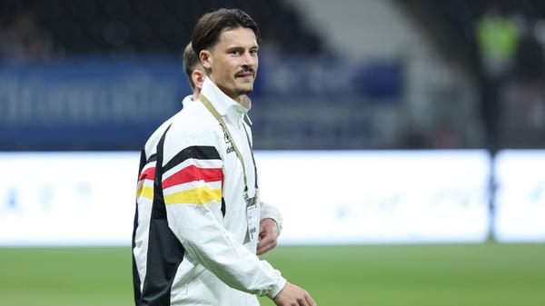 Auf der Suche nach Innenverteidigern, die sich klaglos hinter dem gesetzten Duo Tah-Rüdiger einreihen, ist Julian Nagelsmann bei Robin Koch fündig geworden. Der Frankfurter überzeugt durch seine starke Spieleröffnung, individuelle Abwehrfehler gleicht er mit seiner herausragenden Teamfähigkeit aus.