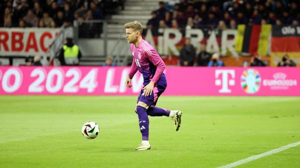 Erst im März feierte der 27-Jährige gegen Frankreich sein Debüt im Trikot der Nationalelf, gleich im zweiten Spiel gegen die Niederlande gelang ihm ein Treffer. Jetzt darf der Senkrechtstarter mit zur Heim-EM. Zum einen, weil er mit dem VfB Stuttgart eine herausragende Saison spielt, zum anderen, weil Nagelsmann auch auf der linken Abwehrseite nicht gerade über ein Füllhorn an Optionen verfügt.