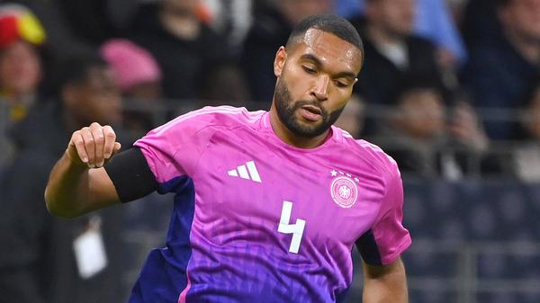 Die zweite Stammkraft in der Innenverteidigung ist Jonathan Tah. Der wuchtige, aber blitzschnelle Innenverteidiger hat mit Bayer Leverkusen in der Saison 2023/2024 das vermeintlich Unmögliche möglich gemacht und erstmals in der Vereinsgeschichte die deutsche Meisterschaft geholt.