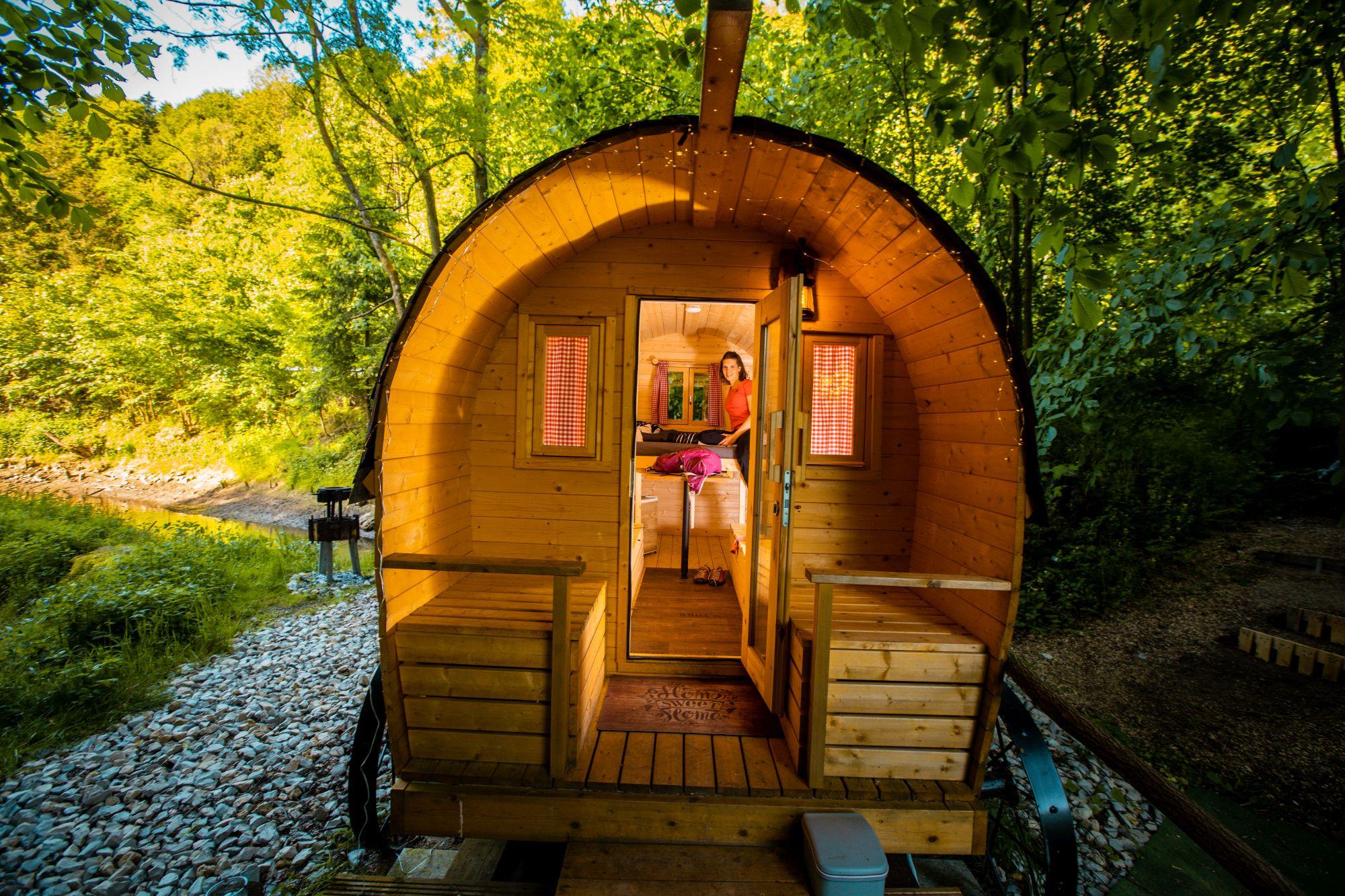 Auf dem Gutshof mit eigener Fischzucht, einem Hofladen und Pferden befindet sich ein Westernfass, in dem Urlauber übernachten können. Das Schlaffass ist beheizt und bietet Platz für zwei Erwachsene und ein Kind. Das Highlight ist neben der Übernachtungsmöglichkeit der Whirlpool.