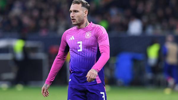 In der letzten Aufstiegssaison des Kleeblatts (2020/2021) brillierte das Fürther Eigengewächs mit hohem Tempo und brandgefährlichen Flanken. Über die TSG Hoffenheim fand der Linksverteidiger nach Leipzig, wo er unumstrittener Stammspieler ist. Auch Julian Nagelsmann will auf Raum nicht verzichten und nominiert ihn für die Heim-EM.