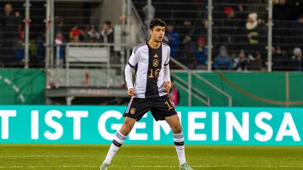 Ohne bislang auch nur ein einziges A-Länderspiel absolviert zu haben, wird FCB-Youngster Pavlovic in den vorläufigen EM-Kader berufen. Damit erreicht der kometenhafte Aufstieg des 20-Jährigen, der erst im November seinen ersten Profivertrag unterzeichnete, einen neuen Höhepunkt.
