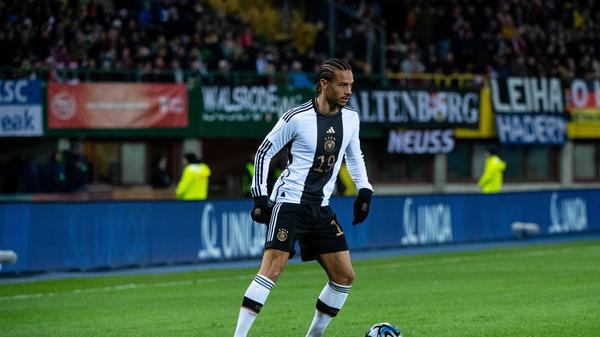Für viele der Inbegriff mangelnder Konstanz: Leroy Sané. Sowohl im Verein als auch in der Nationalelf wechseln seine Leistungen zwischen Licht und Schatten. Bei seinem letzten Länderspiel (0:2 gegen Österreich) im November 2023 kassierte er einen Platzverweis, seine Sperre endet erst zum letzten Testspiel vor der EM. Dennoch steht er im Kader - wohl auch, weil Nagelsmann weiß, dass Sané an einem guten Tag einer der besten Individualisten im DFB-Trikot ist.