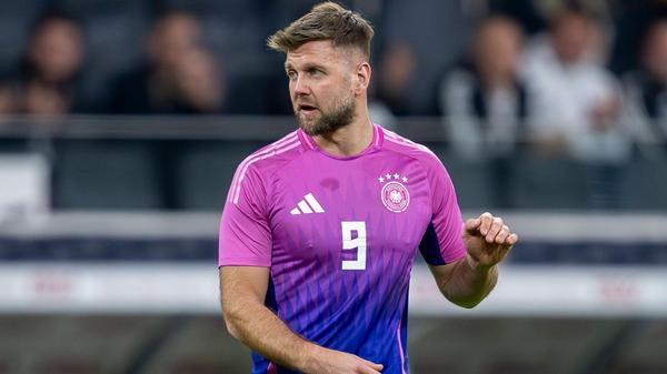 Niclas Füllkrug ist in Franken bestens bekannt, sowohl für das Kleeblatt (2013/2014) als auch für den FCN (2014-2016) schnürte der wuchtige Mittelstürmer schon die Fußballschuhe. Auf Top-Niveau ist Füllkrug ein Spätzünder: Mit dem BVB absolviert sammelte er in dieser Saison erstmals Erfahrung auf internationalem Parkett, in der Nationalelf stehen erst 15 Einsätze zu Buche. Seine Torquote ist dafür bereits jetzt beachtlich - elf Treffer erzielte er in den wenigen Spielen mit dem Adler auf der Brust.