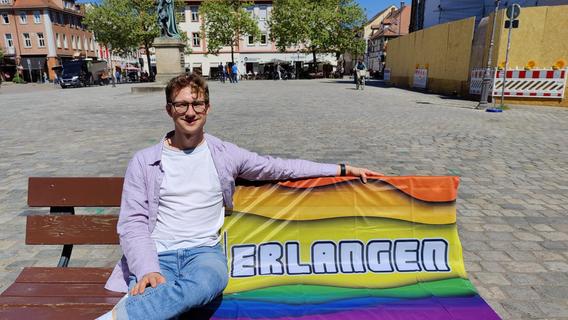 Während der Bergkirchweih: Kundgebung am Schlossplatz in Erlangen für queere Menschen