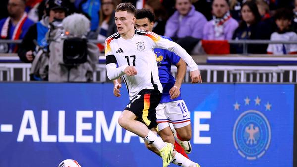 Gerade erst 21 Jahre alt geworden, kommt der Edeltechniker bereits auf sagenhafte 108 Einsätze in der Bundesliga. Seine Ballbehandlung ist ein Genuss, sein Passspiel eine Augenweide - nicht umsonst gilt Wirtz vielen als das größte Talent im deutschen Fußball. Das Beste daran: Schon jetzt ist er ein absoluter Top-Spieler. Das denkt sich wohl auch Julian Nagelsmann und nominiert den frisch gebackenen deutschen Meister für die EM.