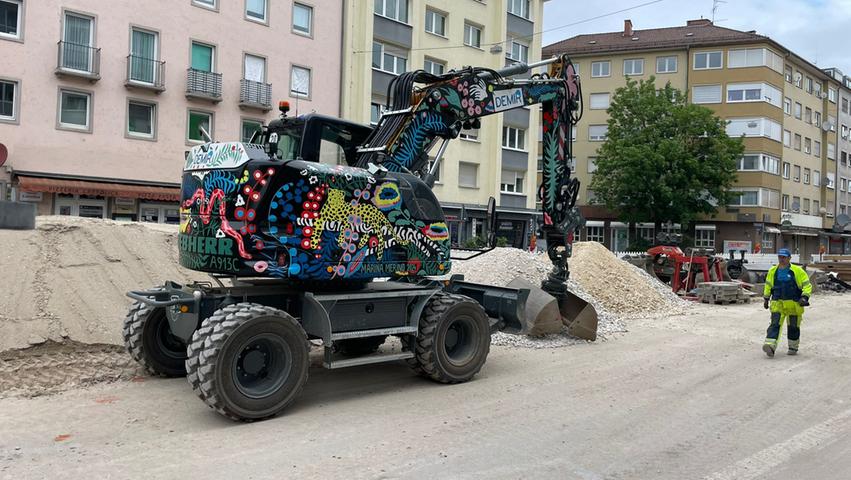 "Tiefbau ist Kunst": Bunt bemalter Bagger taucht auf Baustelle in Nürnberg auf - das steckt dahinter