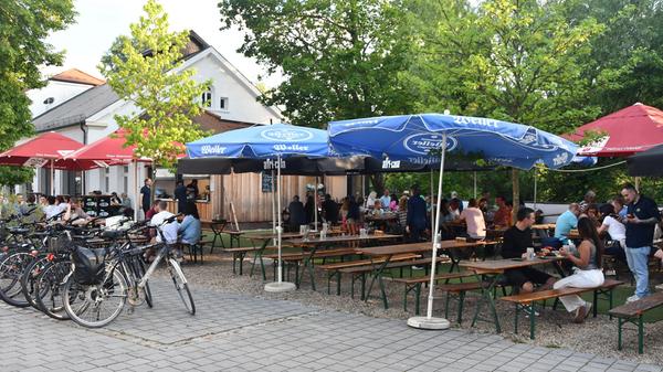 Zentral in Erlangen und doch direkt an der Regnitz im Grünen liegt die Thalermühle. Vom Bahnhof aus erreichen Sie in nur zwei Minuten zu Fuß den Biergarten. Auf der Karte stehen allerlei fränkische Klassiker von Schäuferle und Schnitzel bis Gulasch und Bratwurst. Der Vize-Gewinner des Votings erhielt 81 Stimmen. //Thalermühle 1, 91054 Erlangen