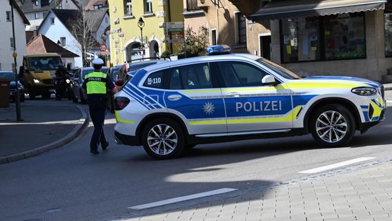 Verkehrskontrolle bei Treuchtlingen: Betrunkene Frau beißt und bespuckt Polizisten