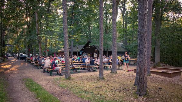 Mitten im Wald, ungefähr zwei Kilometer von der Ortschaft Weppersdorf in der Gemeinde Adelsdorf entfernt, liegt der Felsenkeller Utz. Auf der Karte des Kellers steht klassische Biergarten-Kost wie Pommes, Currywurst, Schnitzel, Salate und Brotzeiten. Mittwochs gibt es zudem fränkische Bohnenkerne mit Räucherfleisch und Klößen oder Kesselfleisch, donnerstags gibt es gebackene Leber und freitags bietet der Biergarten Matjes und Makrelen an. Während Eltern gemütlich essen und Bier trinken, können sich die Kleinen auf dem Spielplatz vergnügen. // 91325 Adelsdorf