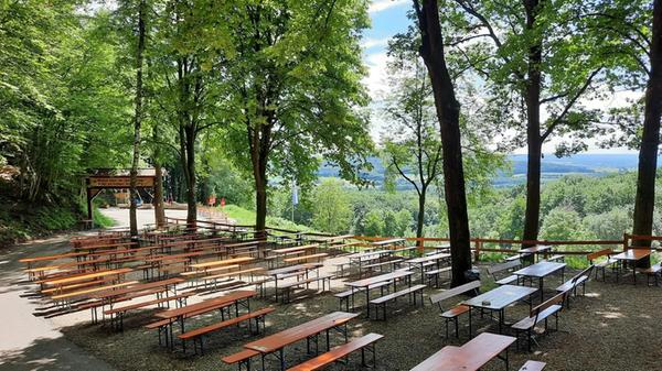 Der Senftenberger Felsenkeller im Landkreis Bamberg lockt jedes Jahr viele Gäste mit seiner schönen Aussicht auf das oberfränkische Umland. Auf der Karte stehen verschiedene Brotzeitplatten, Flammkuchen sowie Biergarten-Klassiker wie Schnitzel, Currywurst und fränkische Bratwürste. Auch vegane Optionen wie Flammkuchen mit Tofu oder vegane Schnitzel bietet der Senftenberger Felsenkeller an. In der Saison gibt es im 14-tägigen Wechsel dienstags Schaschlik und freitags gegrillte Makrelen. Mit 55 Stimmen schafft es der Biergarten in Gunzendorf auf Platz sieben. // Zum Senftenberg, 96155 Buttenheim