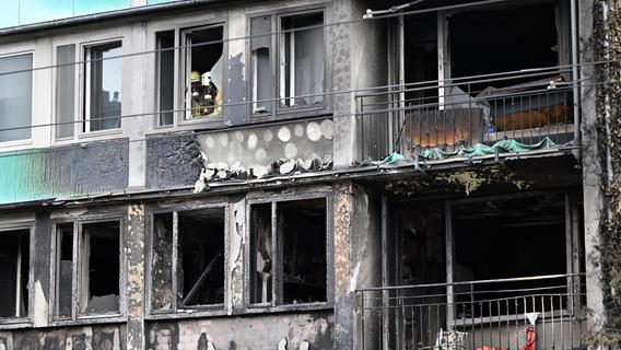 Mehrere Tote bei Feuer in Mehrfamilienhaus - Rätselraten um Brandursache