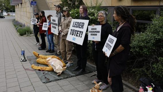Mit „totem Känguru“: Tierschützer demonstrieren vor Adidas-Hauptversammlung in Fürth