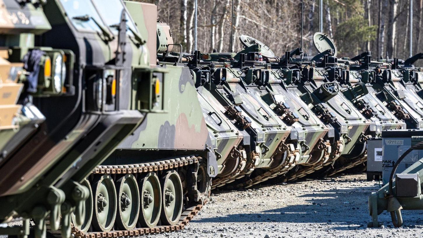 Militärfahrzeuge der US-Streitkräfte stehen auf dem Gelände des Truppenübungsplatzes Grafenwöhr (Symbolbild). Militärfahrzeuge der US-Streitkräfte stehen auf dem Gelände des Truppenübungsplatzes Grafenwöhr (Symbolbild).