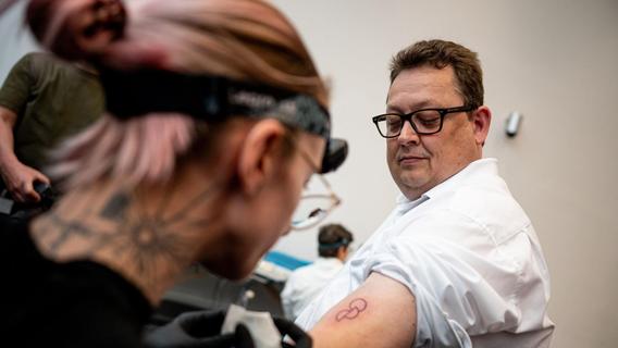 Abgeordnete lassen sich Organspende-Tattoos tätowieren