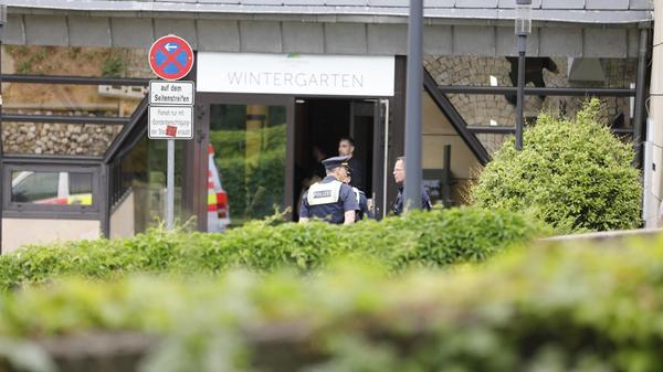 Ein privater Sicherheitsdienst war vor der Halle im Einsatz, auch die Polizei war in Fürth vor Ort.