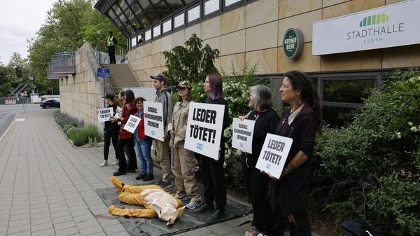 Peta ist bekannt für krasse Abbildungen: Das tote "Känguru" liegt vor den Füßen einer Jägerin. „In Australien werden jedes Jahr Millionen von Kängurus erschossen, um aus ihrer Haut Produkte wie Fußballschuhe herzustellen. Verwundete Tiere dürfen dabei auch mit Schlägen auf den Kopf getötet und ihre Babys sogar enthauptet werden. Viele Kängurukinder verwaisen zudem und verdursten schließlich elendig“, so Ayshea Kelly, Aktionskoordinatorin bei PETA, die am Donnerstag in Fürth vor Ort war. „Diese Tierquälerei muss endlich beendet werden. Statt der Haut von Rindern oder Kängurus können Unternehmen wie adidas veganes Leder verwenden, etwa auf Basis von Pilzen, Kakteen oder Ananas.“
