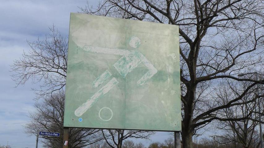 Fußballer-Piktogramm am Nürnberger Stadion ist weg: Wo steckt das „grüne Männchen“?