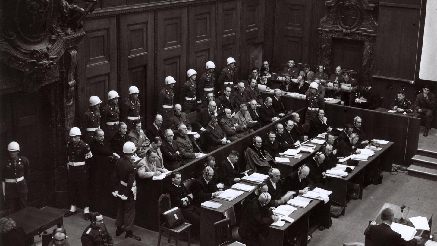 Nürnberger Prozesse, November 1945 - Die Angeklagten auf der Anklagebank, darunter Hermann Göring, Karl Dönitz und Rudolf Hess