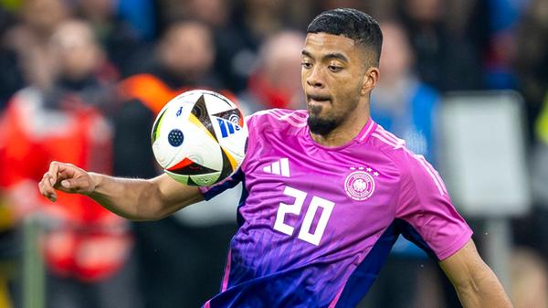 Als Backup für Joshua Kimmich hat sich der Bundestrainer für Benjamin Henrichs entschieden. Der 27-Jährige spielt mit RB Leipzig eine solide Saison und überzeugt vor allem durch seine Flexibilität: Er kann sowohl auf der rechten als auch der linken Verteidigerposition agieren, auch die Rolle des defensiven Mittelfeldspielers kann Henrichs begleiten.