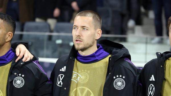 Der Abwehrchef des VfB Stuttgart ist eine der Säulen der fabelhaften Saison, mit der die Schwaben aktuell die Bundesliga aufmischen. Erst im März feierte der 27-Jährige gegen Frankreich sein Debüt mit dem Adler auf der Brust, Julian Nagelsmann will bei der EM trotzdem nicht auf Waldemar Anton verzichten.