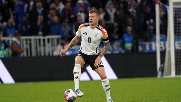 Eigentlich hatte der Mittelfeldstratege nach dem Achtelfinal-Aus bei der Corona-EM 2021 seinen Rücktritt aus der Nationalelf erklärt, doch Nagelsmann gelang es, Kroos für die Heim-EM zu reaktivieren. Bereits bei den Testspielen im März gegen Frankreich und die Niederlande zeigte er, wie wertvoll seine Ideen und seien Ruhe am Ball für die DFB-Elf sind - und weshalb er als absoluter Weltklassespieler gilt.