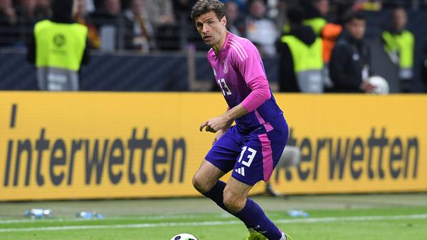 Der Routinier des FCB ist immer für einen Spaß oder einen markigen Spruch gut - und deshalb wichtig für die Stimmung in der Kabine. Aber er ist weit davon, nur als "Maskottchen" mit zur EM zu fahren: Auch wenn er wohl nicht als Stammspieler eingeplant ist, ist Müller mit seiner Erfahrung, seinem Spielverständnis und seinem Torriecher eine wertvolle Bereicherung für den DFB-Kader.