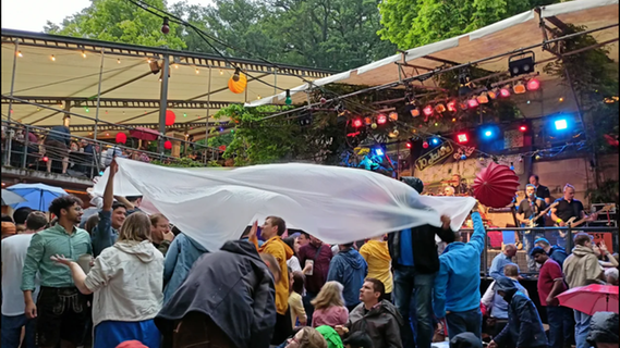 Feiern unter der Plane: Die Erlanger lassen sich die Bergkirchweih trotz Regen nicht vermiesen