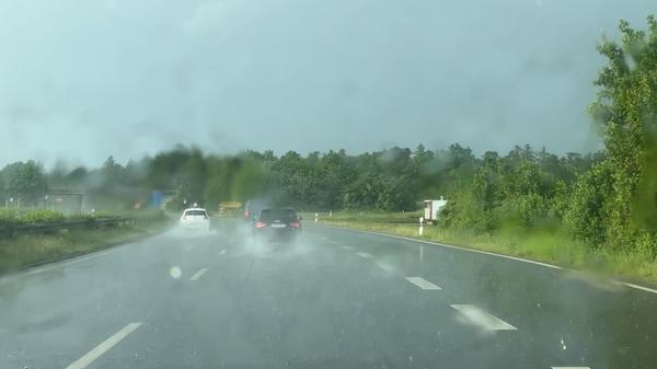 Auf zahlreichen Straßen musste die Polizei den Verkehr runterbremsen, um somit Aquaplaning zu verhindern.