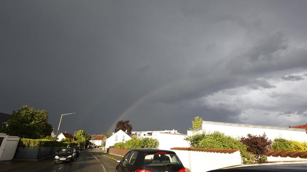 An mehreren Orten erschienen Regenbögen am Himmel.