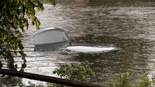 Bei der Unterführung an der Äußeren Bayreuther Straße konnten sechs Fahrzeuge nicht mehr weiterfahren.