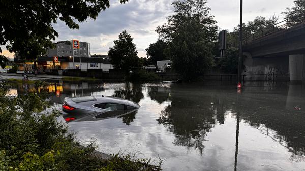 Zwei Personen mussten von Rettungstauchern der Berufsfeuerwehr vom Dach ihres PKWs gerettet werden.