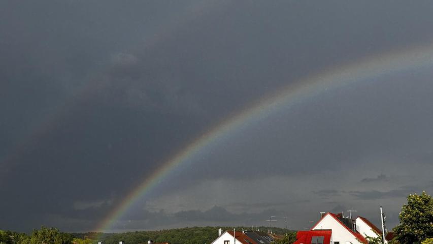 Vorspiel zum Unwetter: Über dem Nürnberger Osten hatte sich am Vorabend ein toller Regenbogen gebildet. Vorspiel zum Unwetter: Über dem Nürnberger Osten hatte sich am Vorabend ein toller Regenbogen gebildet.