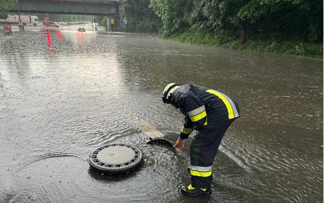 Wie die Feuerwehr mitteilt, wurden Donnerstagabend ab 19 Uhr 150 Einsätze abgeleistet, zu diesem Zeitpunkt mussten noch zirka 140 weitere Einsätze abgearbeitet werden.
