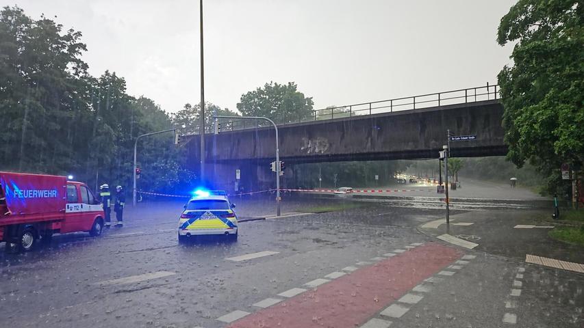 Die Polizei sperrte die Straßen ab. Die Polizei sperrte die Straßen ab.