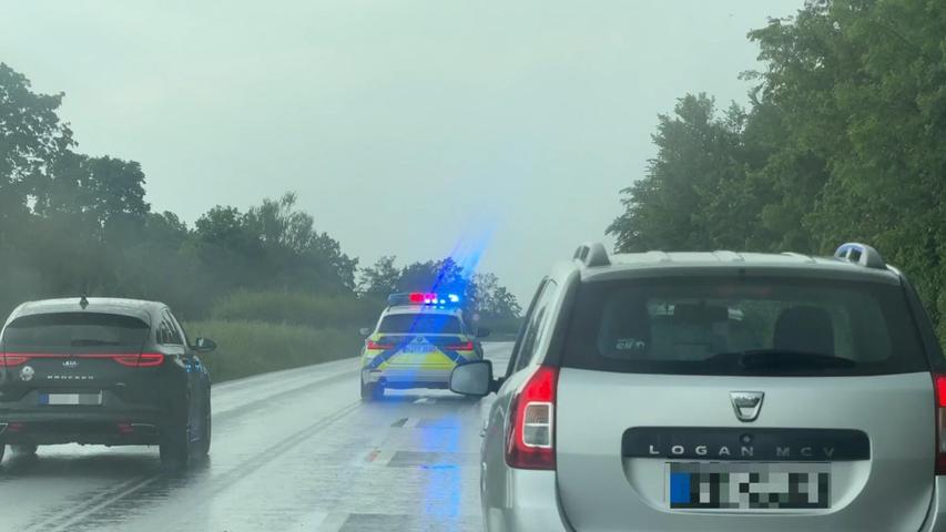 Auf der Bundesstraße Richtung Erlangen herrschte Starkregen, woraufhin die Polizei den Verkehr herunterbremste, um Aquaplaning zu verhindern. Auf der Bundesstraße Richtung Erlangen herrschte Starkregen, woraufhin die Polizei den Verkehr herunterbremste, um Aquaplaning zu verhindern.