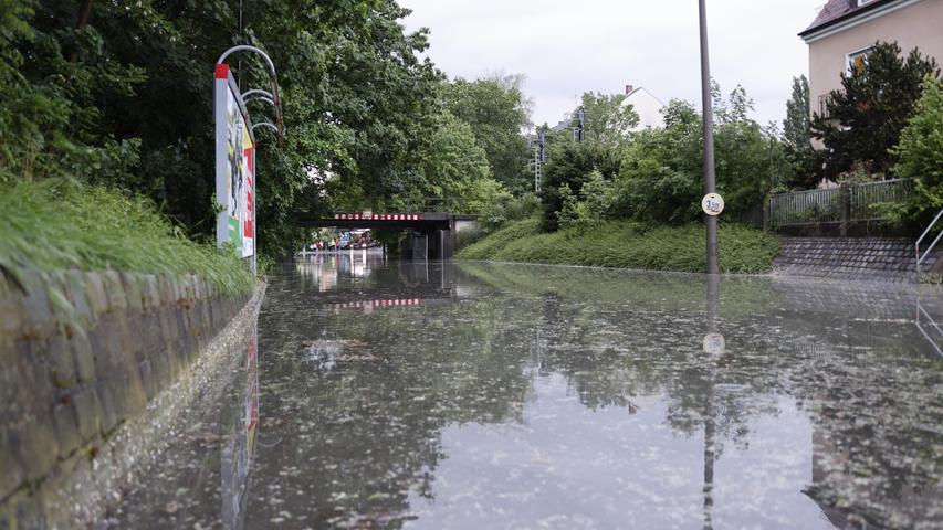 Auch in Zerzabelshof stand die Unterführung unter Wasser. Auch in Zerzabelshof stand die Unterführung unter Wasser.